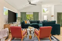 Luxury Central Austin, Hot Tub & Firepit, Minigolf, Private Fenced Yard