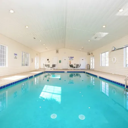 Sunny 2 Br River Oaks Condo. Pool & Hot Tub. Near Attractions, Golf, & the Beach
