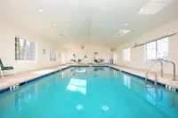 Sunny 2 Br River Oaks Condo. Pool & Hot Tub. Near Attractions, Golf, & the Beach