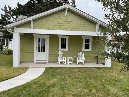 Walking distance to Downtown Beaufort, NC. Short drive to several beaches.