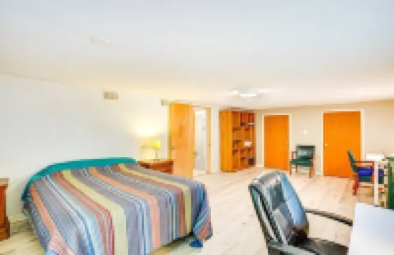 Twin Pines Lakehouse: Scenic waterfront family retreat! Nature, Fishing, Kayaks! 槍管城酒店