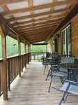 Charming 3-Bedroom Cabin with Hot Tub, Wi-fi Near Nolin Lake and Mammoth Cave