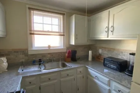 NEW! Renovated GORGEOUS APT! CALLING TRAVEL Professionals! 30 Day minimum stay.