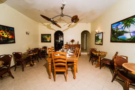 VILLA near Montego Bay8BedRm/8 BathRm 10 beds$750 nightly for entire house.
