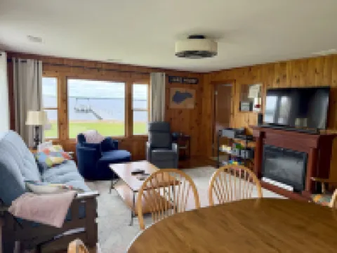 Charming 2-bedroom cabin on Shawano Lake, 30 minutes from Lambeau Field