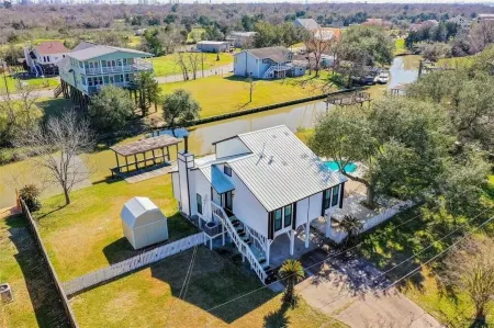 Waterfront Retreat w/ Pool: Family & Fishing Escape in Baytown, Near Houston Отели рядом с достопримечательностью «Baytown Wetlands Center»