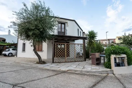 Two-story detached house with terrace, communal pool and parking space