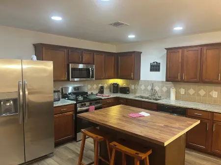 Charming 4-bedroom house with AC, WiFi in serene Little Elm Отели в г. Литл-Элм