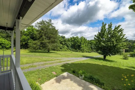 Super Cozy 5 Acre Farmhouse in Luray - Close to Everything