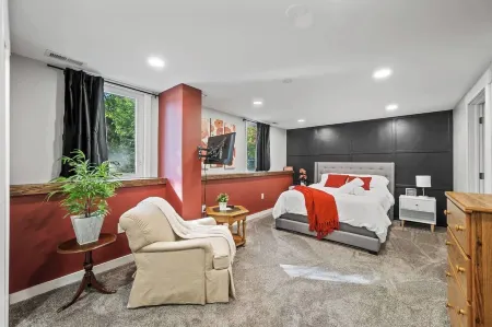 The Seasons - Family Friendly in the 'Burbs!