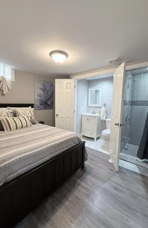 Fabulous 2-bedroom apartment with AC in charming Whitby Отели рядом с достопримечательностью «Trillium College - Oshawa Campus»