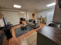 Charming 1-bedroom apartment in cool Troy with WiFi, AC Hotels in Troy