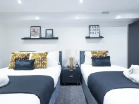 Sunrise Haven Sleeps 7 with Parking Hotels in Gravesend