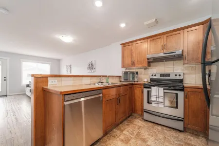 Entire unit to yourself.  Internet and Netflix, full kitchen, linens and towels.