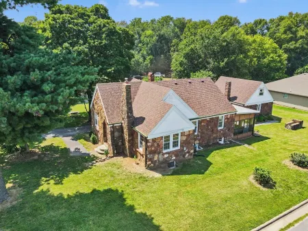 Upscale Mid-Century Charmer! 3-bdrm house w/AC and fitness room in Springfield