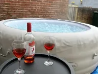 3-Bed Home, great for contractors, near to Gulliver's Valley theme park, Hot tub Hotel a Dinnington