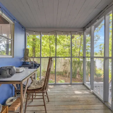 Charming 2-bedroom cabin in beautiful Mountain Rest on Lake Becky