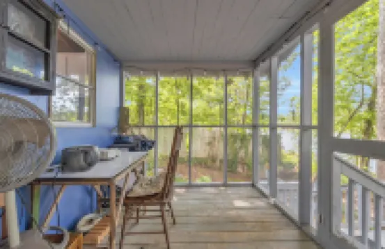 Charming 2-bedroom cabin in beautiful Mountain Rest on Lake Becky