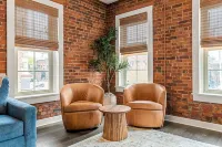 The Betty - Entire rental unit in New Albany, Indiana Sleeps 8