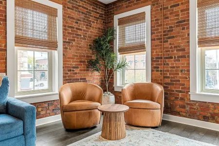 The Betty - Entire rental unit in New Albany, Indiana Sleeps 8