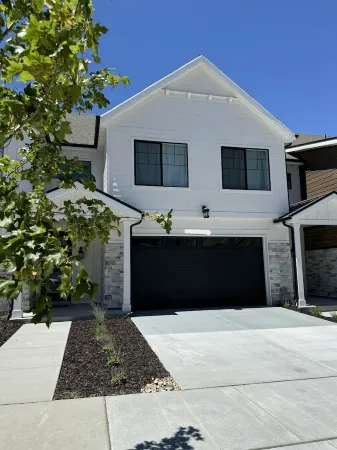 New Modern 3 Bed Home with Stunning Mountain Views Close to Ski Resort and City