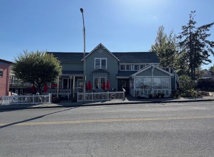 The Bee Hive - Heart of Friday Harbor - 2BR Condo, WiFi, AC, Walk to Everything!