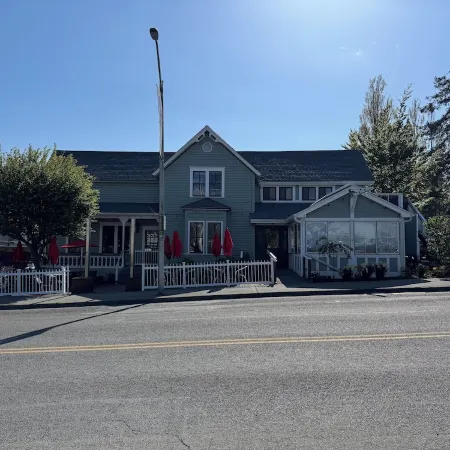 The Bee Hive - Heart of Friday Harbor - 2BR Condo, WiFi, AC, Walk to Everything!