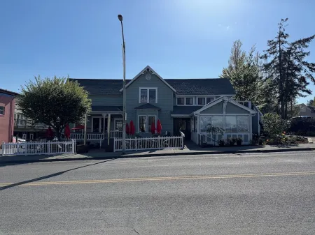 The Bee Hive - Heart of Friday Harbor - 2BR Condo, WiFi, AC, Walk to Everything!