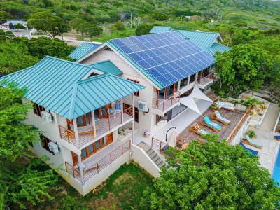 Hawksbill - 4 BR Villa in Treasure Beach w/ AC, WiFi, Private Cove & Staff Hotel a 