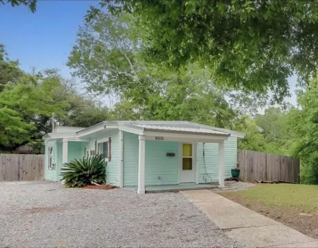 Charming Cottage, a Walk to the beach!