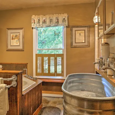Cozy Pine Mountain Cabin w/ Screened Porch & Yard!