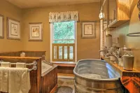 Cozy Pine Mountain Cabin w/ Screened Porch & Yard! - parking