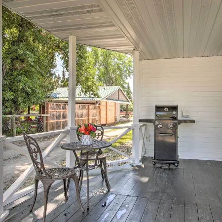 Charming Choteau Cottage: Ski & Fish Nearby!