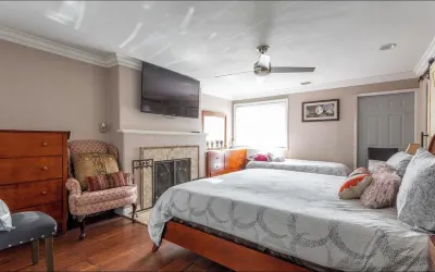 Heart of LA Large single level pool BBQ home Hotels near Alterra Park