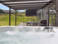 "Jul" - 300m from the Sea - Hot Tub