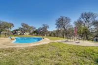 Cozy Bandera Cottage w/ Medina River Access! - parking