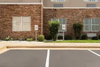 La Quinta Inn & Suites by Wyndham Montgomery - Bãi đậu xe
