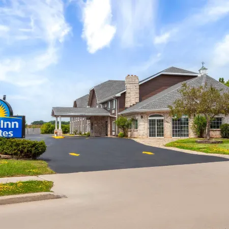 Days Inn & Suites by Wyndham Kaukauna WI