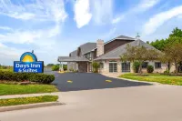 Days Inn & Suites by Wyndham Kaukauna WI - parking