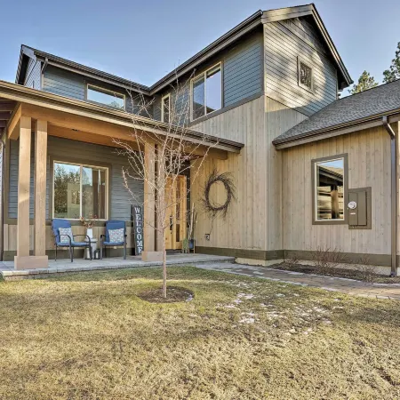 Luxury Mt Bachelor Retreat w/ Hot Tub & Patio
