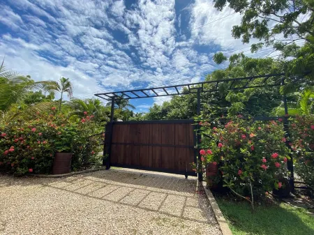 Beautiful Villa, Private Pool, Amazing Gardens! Walkable 5 Bedrooms