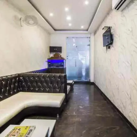 HOTEL Tralveller In LUCKNOW