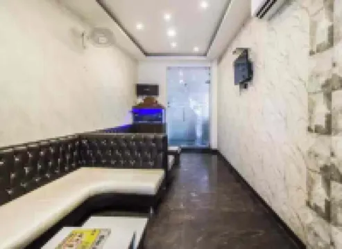 HOTEL Tralveller In LUCKNOW