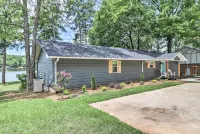 Waterfront Lake Sinclair Home w/ Boat Dock! - 3-stjärniga