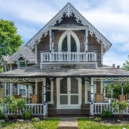 The Legacy House: Walk to Inkwell Beach + Historic Charm, Modern Comfort