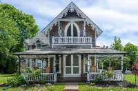 The Legacy House: Walk to Inkwell Beach + Historic Charm, Modern Comfort - 3 tähden