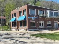 Cozy 2-bedroom apartment in enjoyable Elkader with AC, WiFi, view of downtown Отели в г. Элкадер