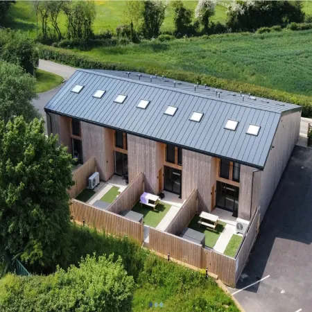 Barn in Cotswolds with Hot Tub & Scenic Views