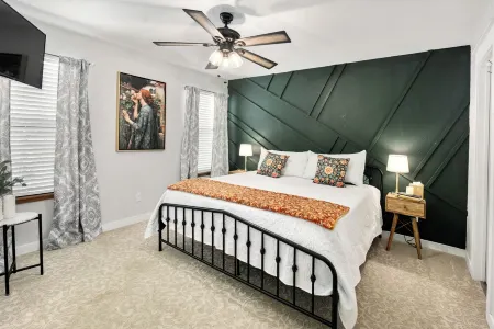 Lakefront Getaway w/Kayaks, Movies from Hot Tub