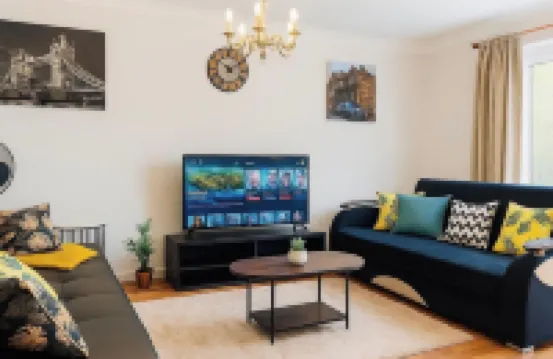 Modern 3 Bedroom Home, Free Parking, Garden, Sleeps 7